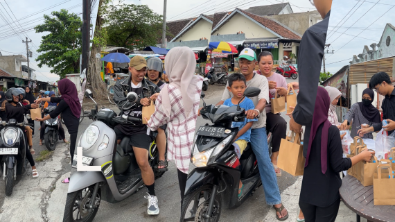 Manisnya Berbagi Takjil di Ramadhan bersama Nurasouvenir